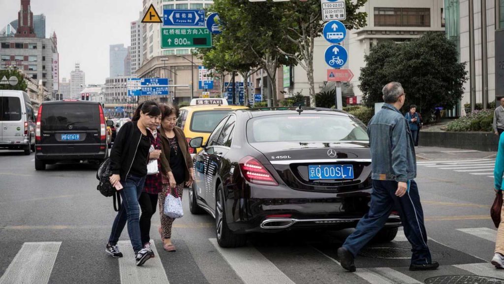 Беспилотный Mercedes-Benz S-Class тестируют на улицах Шанхая.