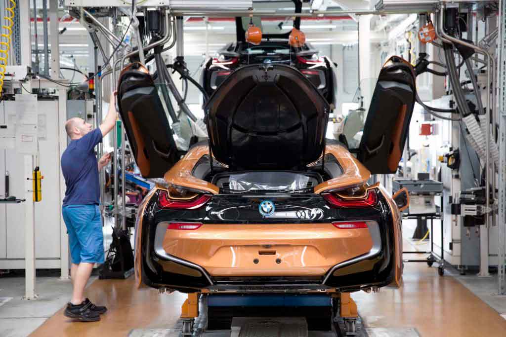 Обновленный купе и новый родстер BMW i8 встали на конвейер в Лейпциге