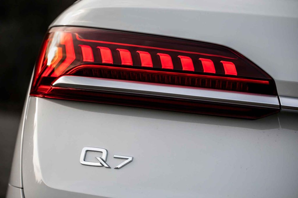 Audi Q7 2020 PHEV. 450 "лошадей" и 43 км пути на электричестве.