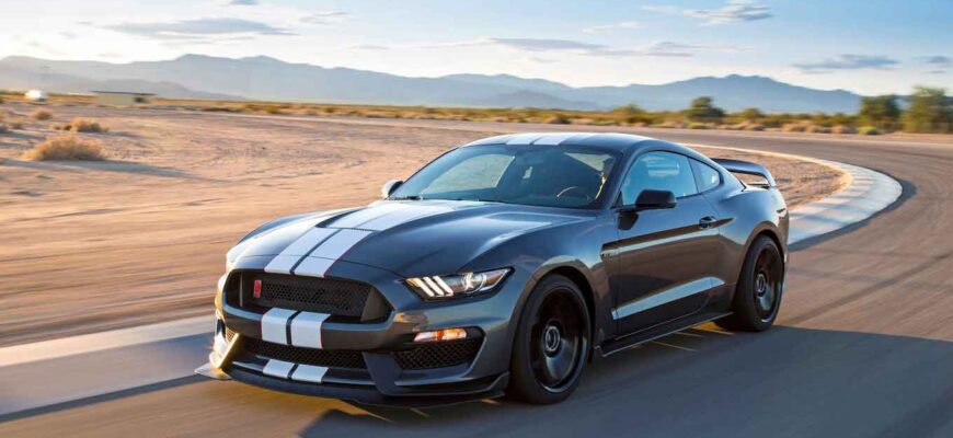 2016 ford shelby gt350r mustang front three quarter in motion 03 1