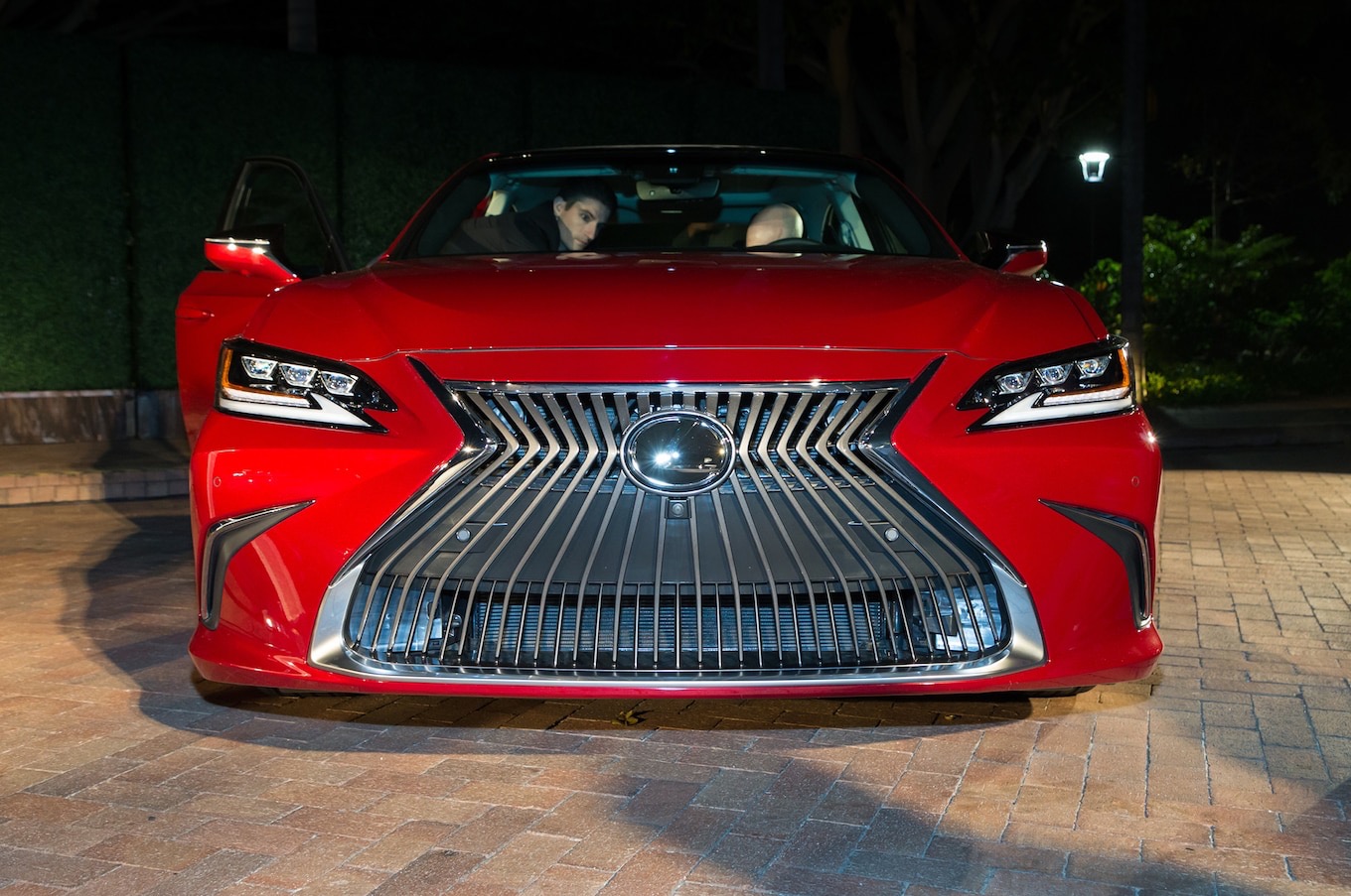 Lexus ES 2019 - обновление или революция?
