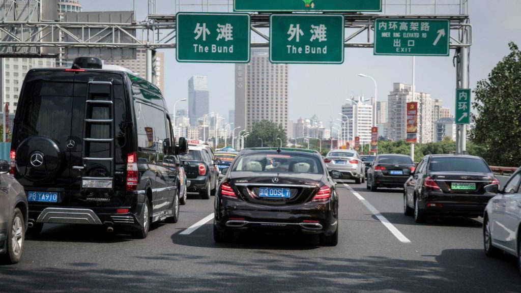 Беспилотный Mercedes-Benz S-Class тестируют на улицах Шанхая.