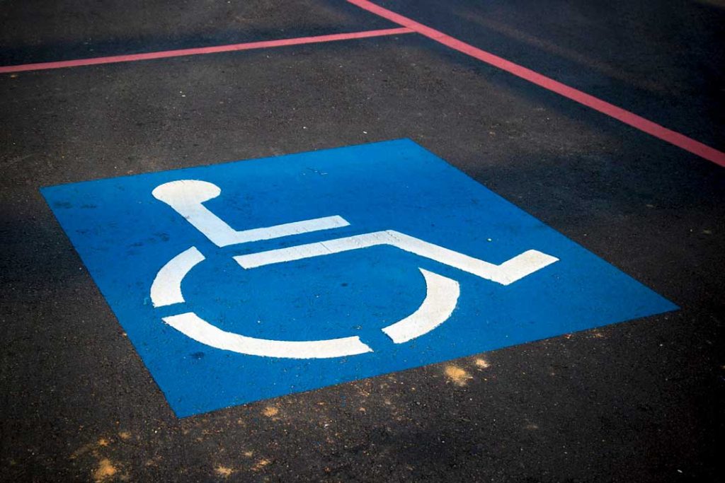 Инвалидам разрешат бесплатно парковаться в любом регионе России.