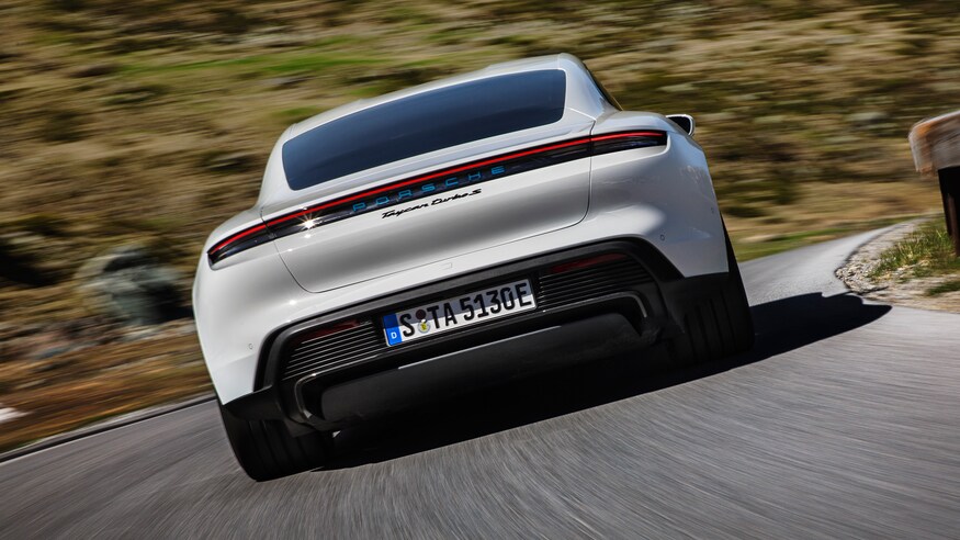 Обновление или революция стиля: Porsche Taycan против Tesla Model S