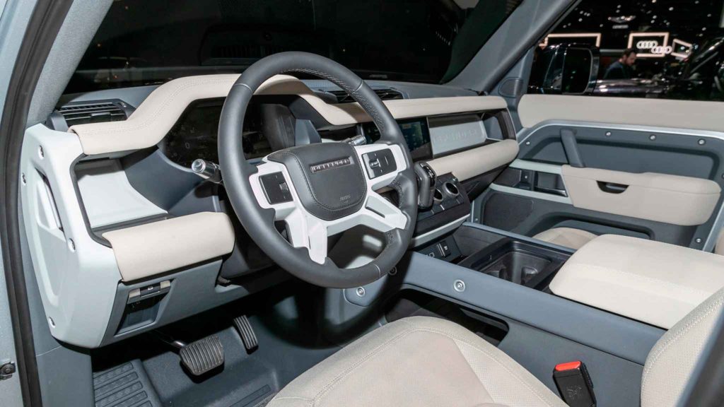 Land Rover Defender 2020. Очевидные плюсы и минусы интерьера.