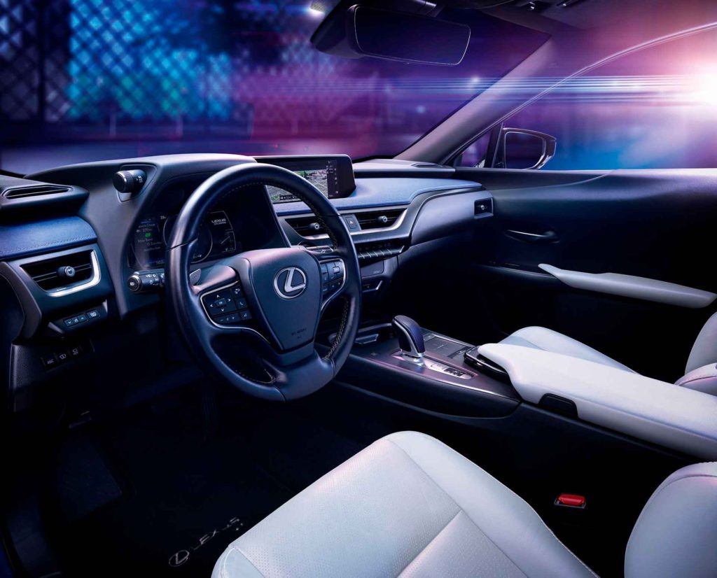 Электромобиль Lexus UX 300e представили в Китае