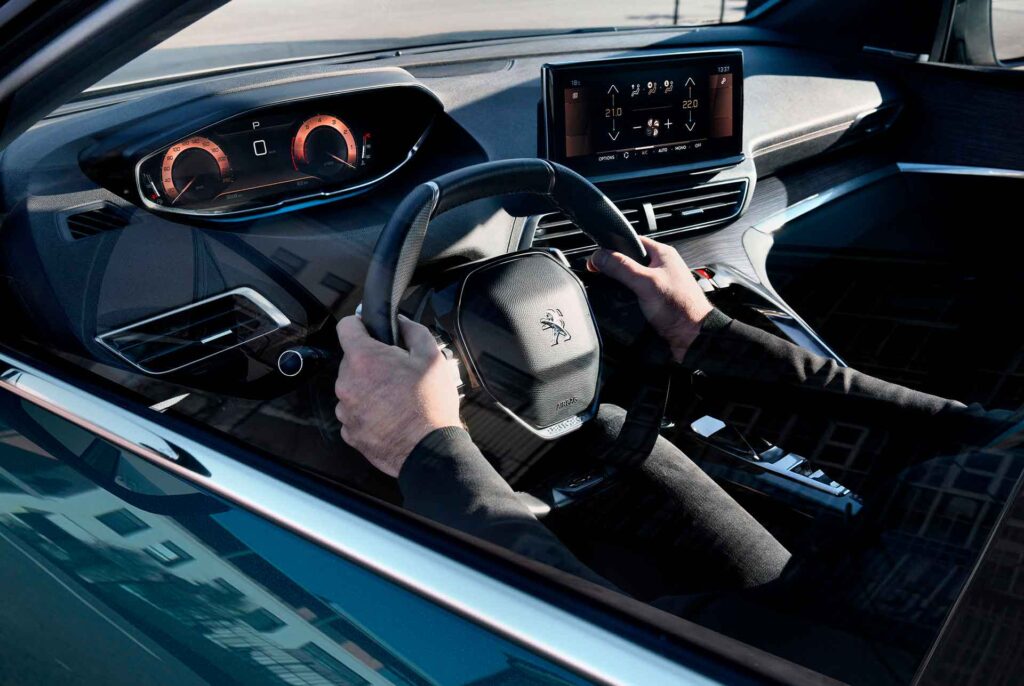 Peugeot 5008 2021 - обновленная внешность и интерьер