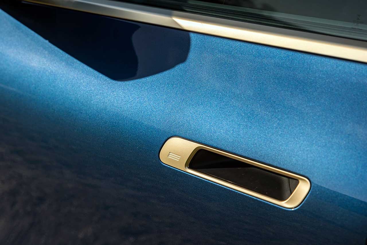 BMW iX в цвете Phytonic Blue