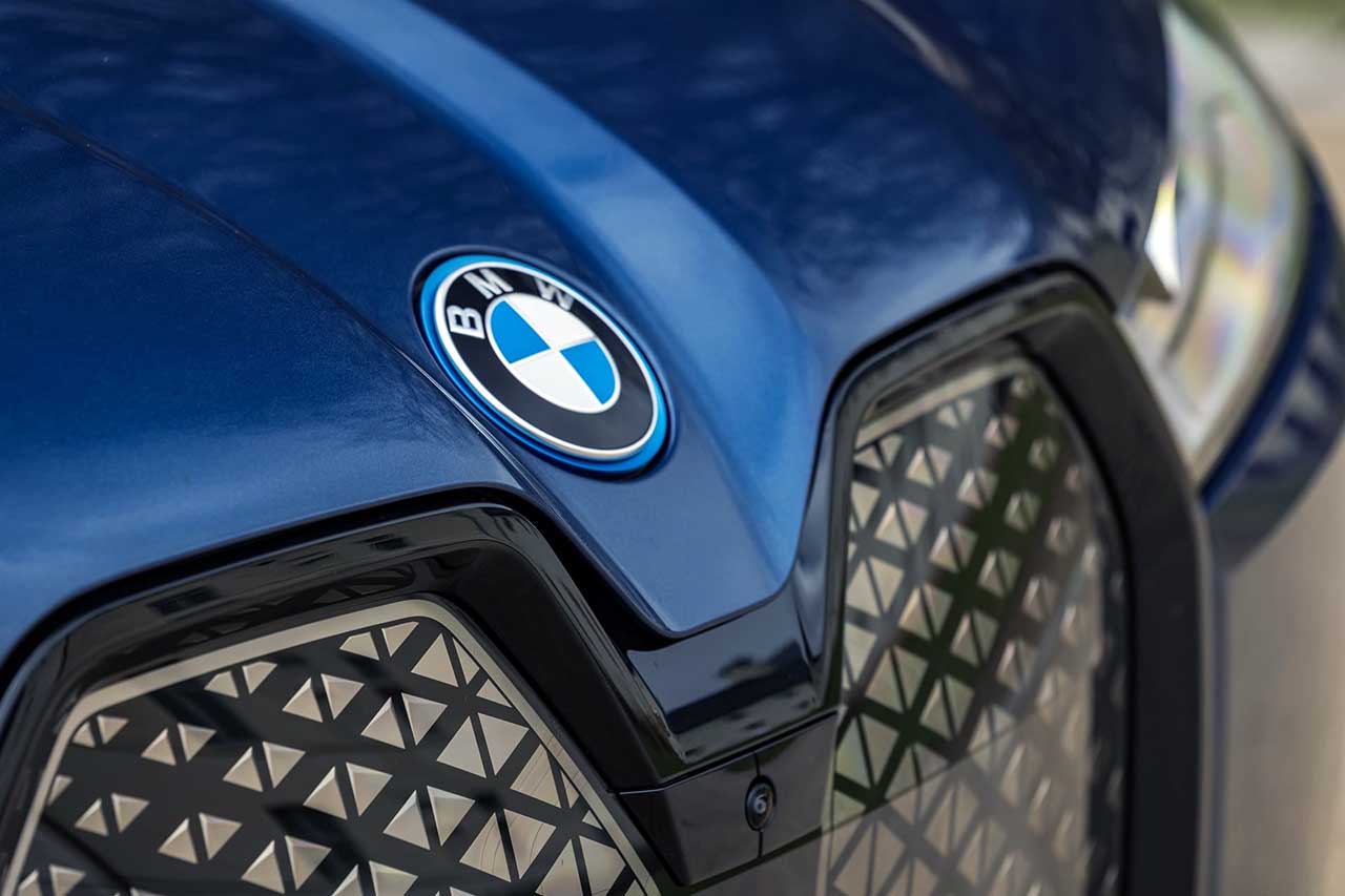 BMW iX в цвете Phytonic Blue