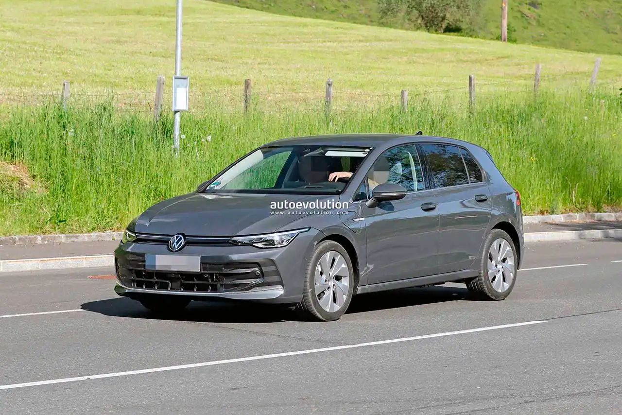 Volkswagen Golf 2024 модельного года поймали без камуфляжа